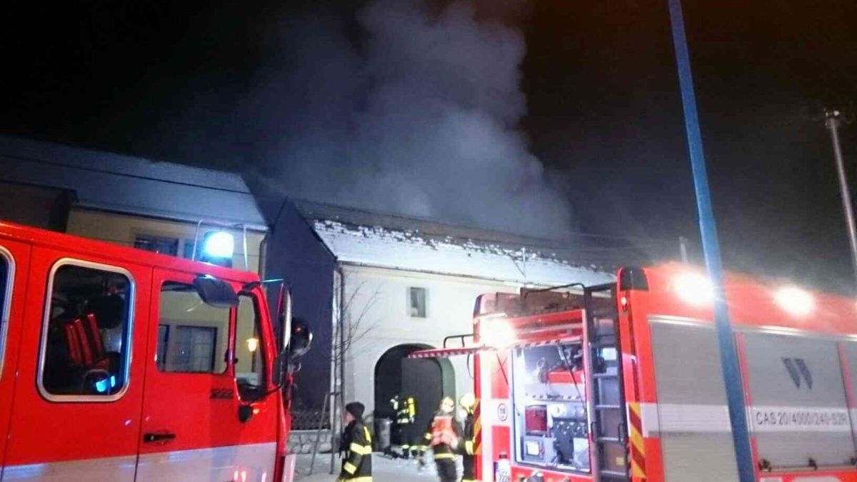 Na Blanensku hořela stodola, zásah komplikoval mráz